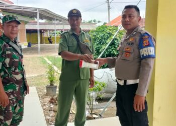 Dukung Optimalisasi Siskamling, Panit Propam Polsek Pamanukan Sebar Lampu Senter 