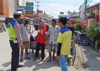 Hindari Kemacetan di Sepanjang Jalan, Unit Lantas Polsek Pamanukan Himbauan Tukang Becak Tertib Parkirkan Becaknya