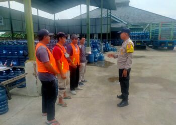 Jelang Arus Mudik Lebaran, Bhabinkamtibmas Polsek Pamanukan Himbau Karyawan Gudang di Jalur Pantura Ekstra Hati-Hati