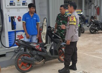 Sambangi Warga, Bhabinkamtibmas Desa Kamarung Himbau Warga Tingkatkan Kamtibmas Jelang Idul Fitri