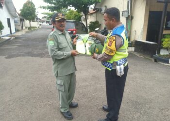 Motivasi Kinerja Linmas, Bhabinkamtibmas Polsek Pamanukan Berikan Rompi Linmas Gratis