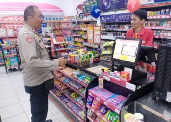 Sambangi Minimarket, Polsubsektor Cipunagara Polsek Pagaden Sosialisasikan Medsos dan Kontak Polsek Pagaden