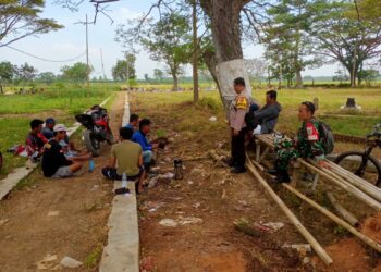Sambangi Warga Desa Pangarengan, Bhabinkamtibmas Polsek Legonkulon Sampaikan Pesan Kamtibmas