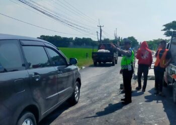 Protap Gatur, Polsek Pamanukan Berikan Kelancaran Lalu Lintas di Jalan Raya