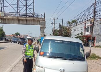 Sering Ditemukan Mengemudi Ugal-Ugalan, Unit Lantas Polsek Pamanukan Berikan Edukasi pada Driver Jasa Angkutan Karyawan PT Taekwang