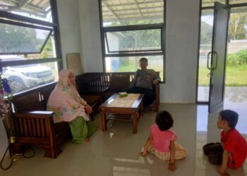 Sambang Masyarakat, Bhabinkamtibmas Polsek Pagaden Ajak Masyarakat Tertib Berlalulintas