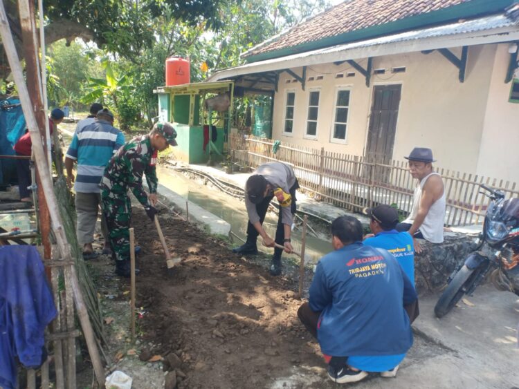 Bhabinkamtibmas Polsek Pusakanagara Turut Bantu Warga Binaannya Dalam Proses Pengarugan Jalan Lingkungan