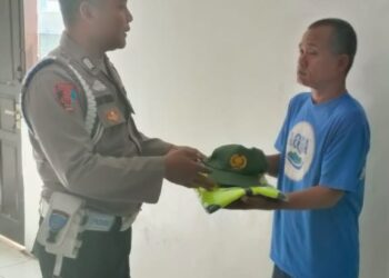 Panit Propam Polsek Pamanukan Berikan Rompi, Minta Linmas Ikut Serta Atur Lalin di Persimpangan