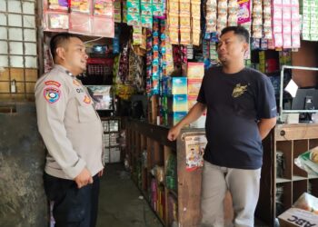 Bhabinkamtibmas Desa Pamanukan Himbau Para Pemilik Toko Tidak Menjual Miras dan Petasan