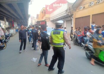 Bersamai Ormas XTC, Polsek Pamanukan Bagikan Ratusan Takjil