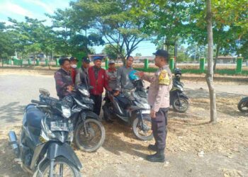 Sambangi Warga yang Hendak Menjemput Anaknya di Sekolah, Bhabinkamtibmas Polsek Pamanukan Sampaikan Pesan Kamtibmas