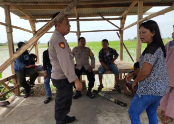 Dibawah Terik Matahari, Unit Patroli Polsek Pamanukan Sampaikan Pesan Kamtibmas di Warung Dadakan Arus Mudik
