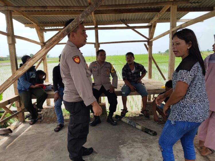 Dibawah Terik Matahari, Unit Patroli Polsek Pamanukan Sampaikan Pesan Kamtibmas di Warung Dadakan Arus Mudik
