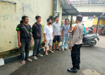 Unit Patroli Polsek Pamanukan Sosialisasikan Layanan Penitipan Kendaraan Untuk Warga yang Hendak Mudik