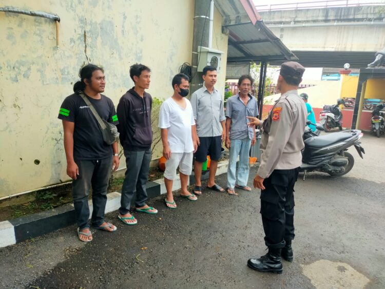 Unit Patroli Polsek Pamanukan Sosialisasikan Layanan Penitipan Kendaraan Untuk Warga yang Hendak Mudik