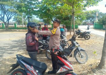 Sambangi Warga yang Hendak Menjemput Anaknya di Sekolah, Bhabinkamtibmas Polsek Pamanukan Ajak Pakai Helm SNI