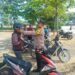 Sambangi Warga yang Hendak Menjemput Anaknya di Sekolah, Bhabinkamtibmas Polsek Pamanukan Ajak Pakai Helm SNI