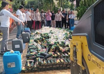 Jelang Idul Fitri, Polres Subang Musnahkan Ribuan Botol Miras