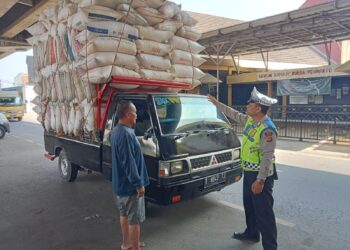 Bahayakan Pengguna Jalan, Unit Lantas Polsek Pamanukan Tegur Supir Kendaraan ODOL
