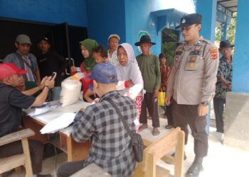 Bhabinkamtibmas Polsek Pagaden Kawal Penyaluran Bantuan Pangan di Desa Margahayu