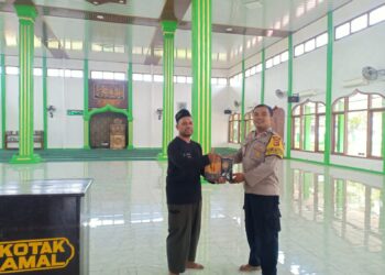 Sambangi Marbot Masjid, Bhabinkamtibmas Polsek Pamanukan Berikan THR