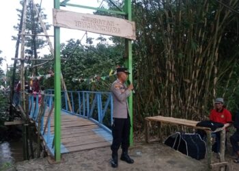 Fasilitasi Petani, Bhabinkamtibmas Polsek Binong, Rela Lelang Koleksi Golok Demi Renovasi Jembatan