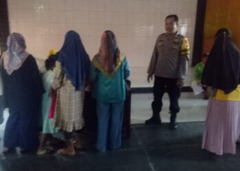 Sambangi Warga, Bhabinkamtibmas Desa Rancasari Himbau Warga Tingkatkan Pengawasan Terhadap Anak