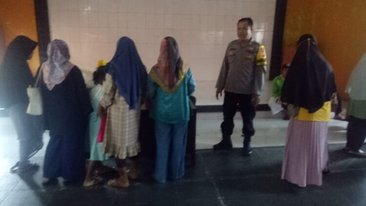 Sambangi Warga, Bhabinkamtibmas Desa Rancasari Himbau Warga Tingkatkan Pengawasan Terhadap Anak