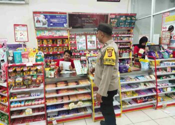Sambangi Minimarket, Bhabinkamtibmas Polsek Pamanukan Sampaikan Pesan Kamtibmas