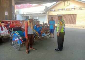 Hindari Kemacetan di Sepanjang Jalan,  Polantas di Pamanukan Himbauan Tukang Becak Tertib Parkirkan Becaknya