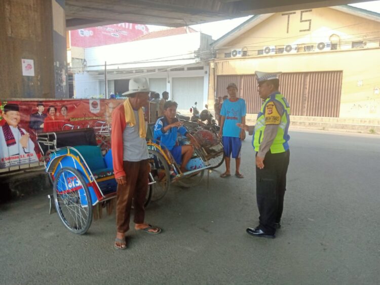 Hindari Kemacetan di Sepanjang Jalan,  Polantas di Pamanukan Himbauan Tukang Becak Tertib Parkirkan Becaknya