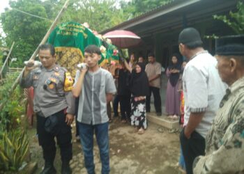 Tak Hanya Melayat, Bhabinkamtibmas Polsek Pagaden Juga Ikut Mengusung Jenazah ke Pemakaman
