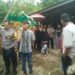 Tak Hanya Melayat, Bhabinkamtibmas Polsek Pagaden Juga Ikut Mengusung Jenazah ke Pemakaman