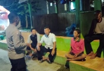 Tingkatkan Kamtibmas Lingkungan, Bhabinkamtibmas Polsek Pamanukan Ngawadul Bari Ngopi di Pos Ronda