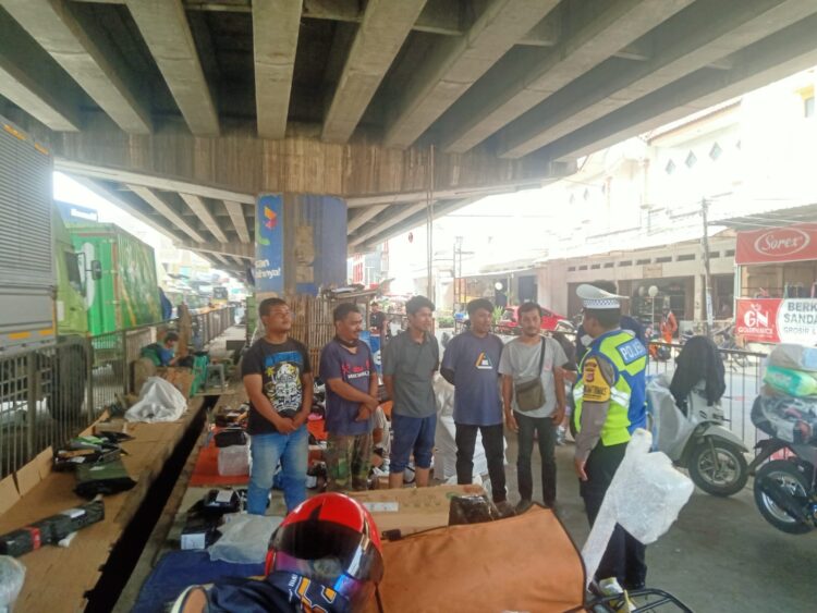 Cegah Kecelakaan Lalulintas, Unit Lantas Polsek Pamanukan Berikan Edukasi pada Kurir Shoope Xpress