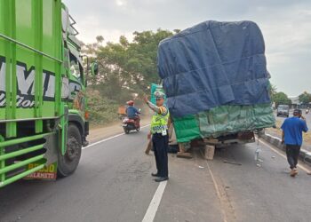 Gerak Cepat, Polisi Pamanukan Atur Lalu Lintas di Jalan Raya Pantura Saat ada Mobil Alami Kerusakan