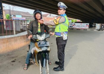 Tekan Angka Fatalitas Kecelakaan, Unit Lantas Polsek Pamanukan Berikan Edukasi Menggunakan Helm pada Pengendara R2