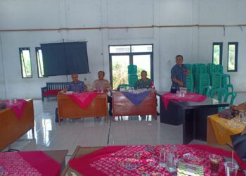 Hadir Dalam Rapat Minggon Desa, Bhabinkamtibmas Polsek Pamanukan Sampaikan pesan Kamtibmas