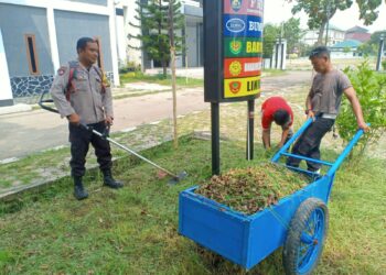Peduli Lingkungan, Bhabinkamtibmas dan Perangkat Desa Bersihkan Lingkungan