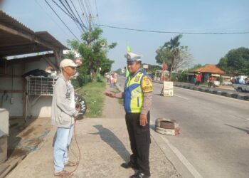 Agar Tak Membahayakan Pengguna Jalan, Polisi Lalu Lintas di Pamanukan Berikan Himbuan pada Panitia Amal Jariyah di Pinggir Jalan