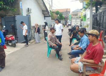 Tak Hanya Melayat, Bhabinkamtibmas Ini Juga Ikut Mengantarkan Jenazah ke Pemakaman