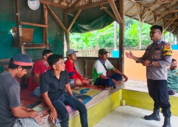 Sambangi Warga, Bhabinkamtibmas Desa Sukamaju Himbau Warga Tingkatkan Pengawasan Terhadap Anak