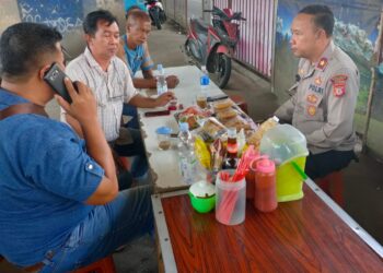 Sambangi Pedagang di Kolong Ply Over, Kapolsek Pamanukan Ajak Para Pedagang Jaga Kebersihan