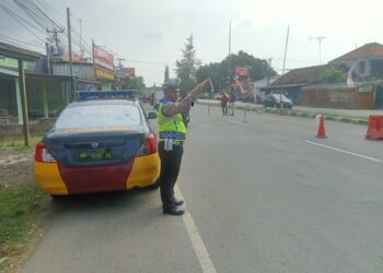 Protap Gatur, Polsek Pamanukan Berikan Kelancaran Lalu Lintas di Area Penyempitan Jalan Raya