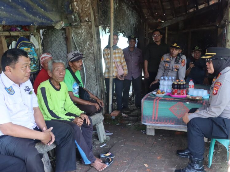 Berjiwa Sosial, Kapolres Subang Jenguk dan Bangun Rumah Caswan