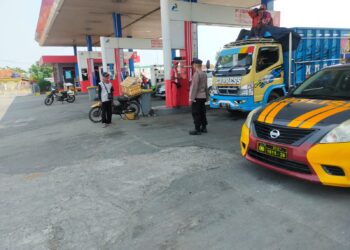 Kepergok Ada Pekerja di Atas Truk saat Isi BBM, Pengemudi Truk Ini Langsung Dihentikan dengan Humanis oleh Polisi