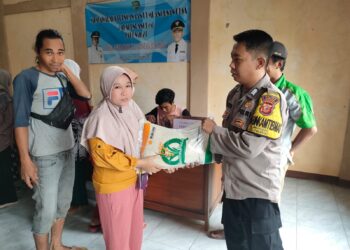 Pembagian Bansos Beras, Bhabinkamtibmas Lakukan Pengamanan