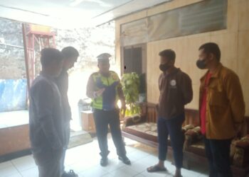 Tekan Angka Fatalitas Kecelakaan, Unit Lantas Polsek Pamanukan Berikan Edukasi Menggunakan Helm pada Pemohon SKCK