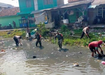 TNI – Polri Terus Bergotong-royong Bersihkan Tumpukan Sampah di Aliran Kali Kamal Pamanukan