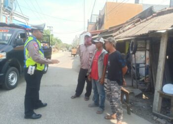 Sambangi Pak Ogah, Polisi ini Berikan Himbauan